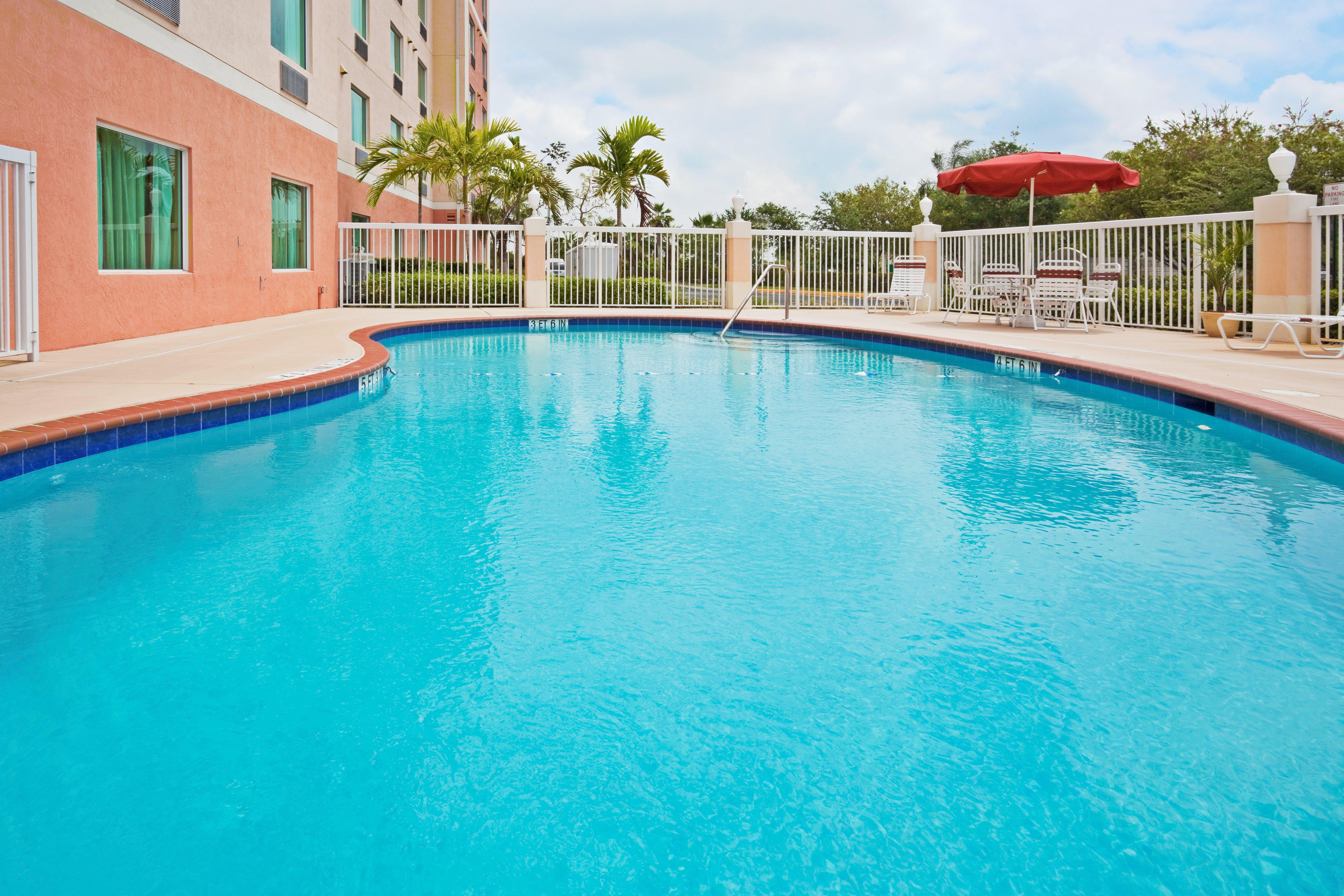 Holiday Inn Express & Suites Pembroke Pines-Sheridan St By Ihg Екстериор снимка
