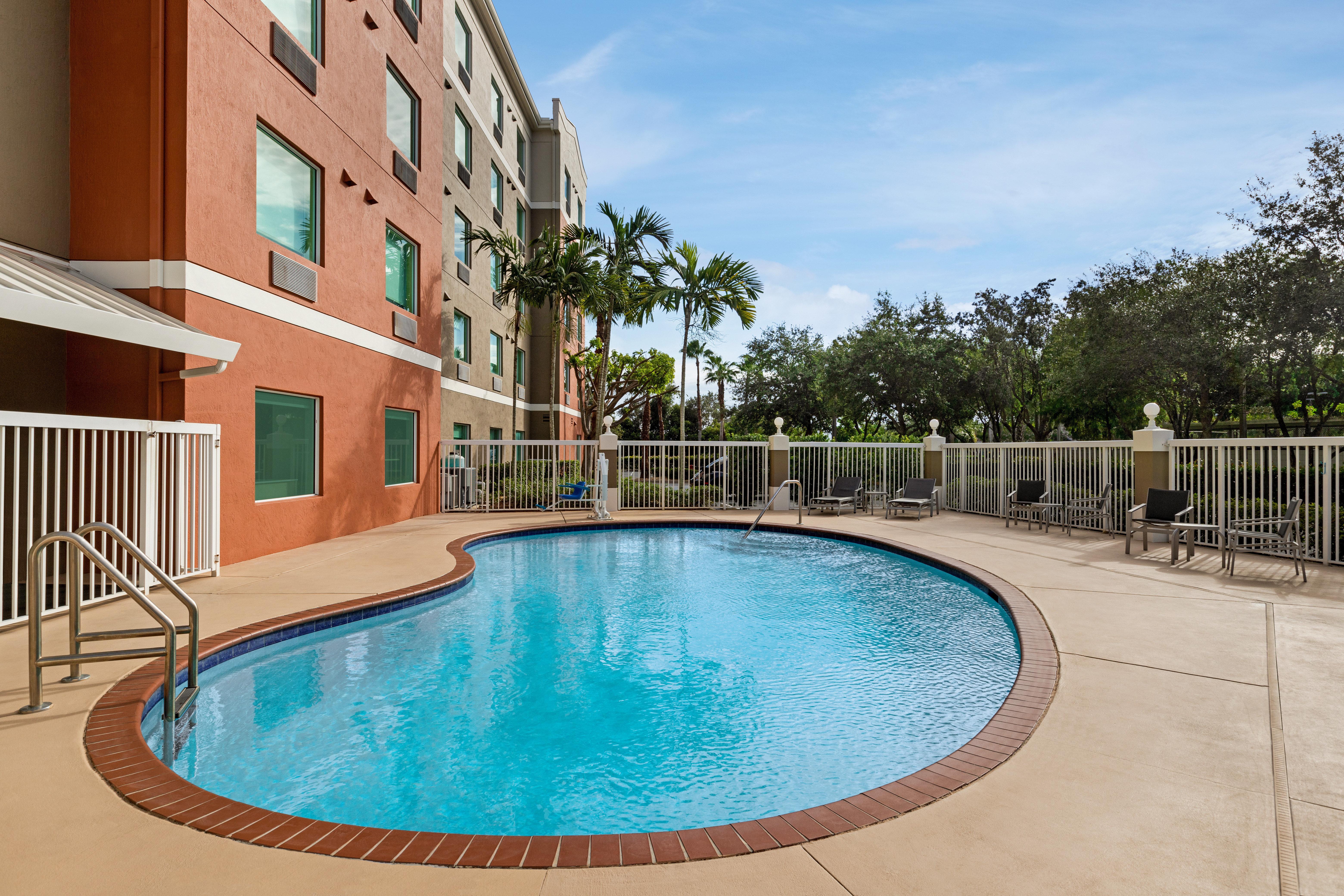 Holiday Inn Express & Suites Pembroke Pines-Sheridan St By Ihg Екстериор снимка